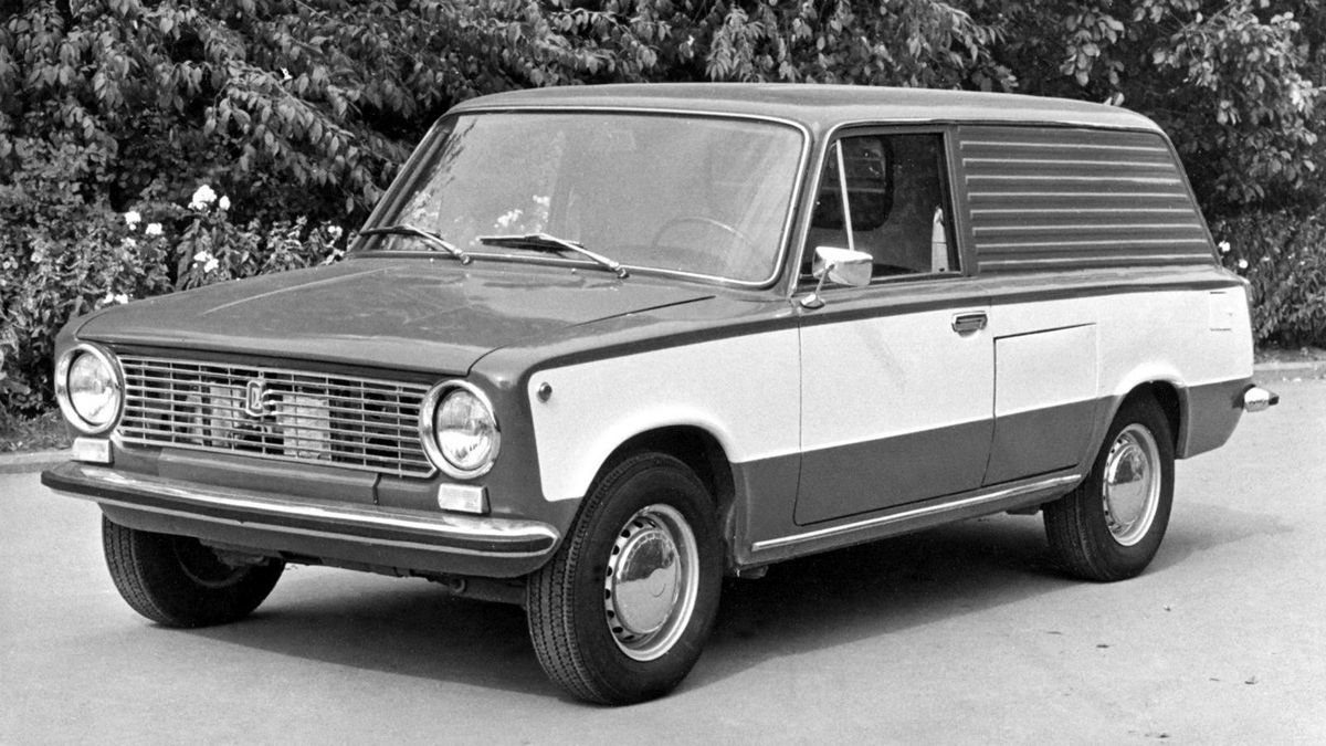 Elektrický Žigulík se objevil v sedmdesátých letech. Nikam nedojel a nabíjel se neskutečně dlouho